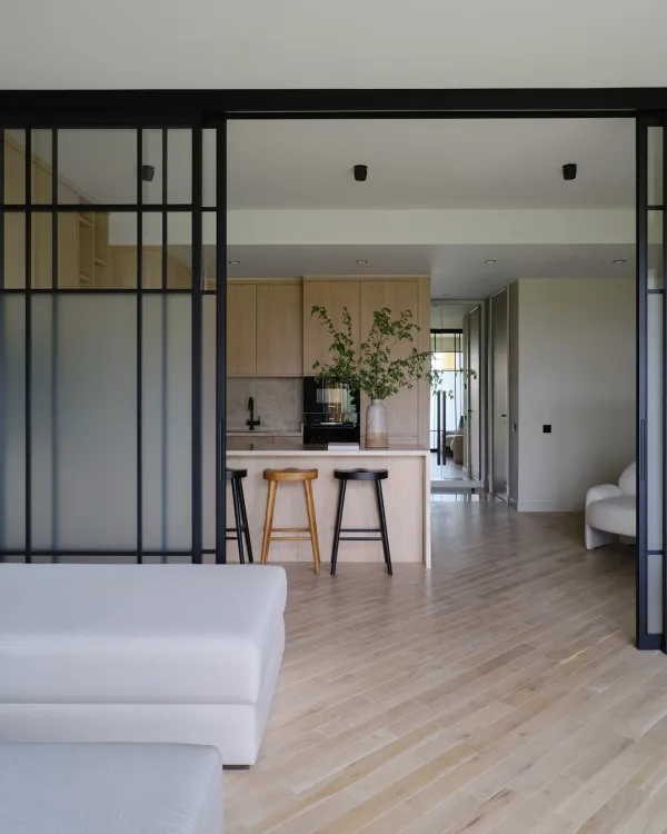 Light-Filled Apartment, 1023 sq ft (95 sq m)