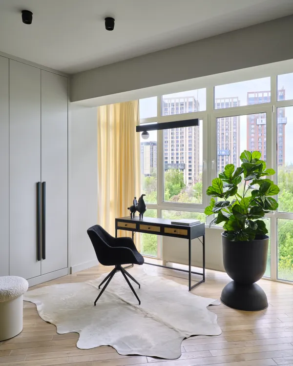 Light-Filled Apartment, 1023 sq ft (95 sq m)