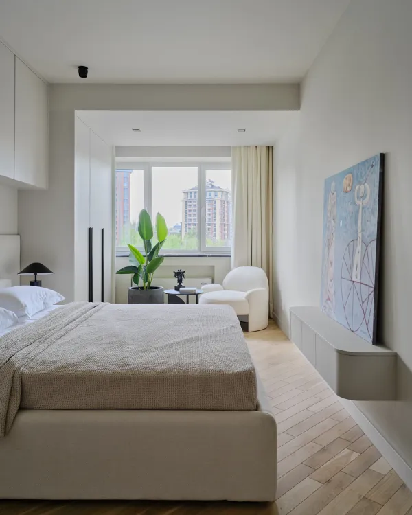 Light-Filled Apartment, 1023 sq ft (95 sq m)