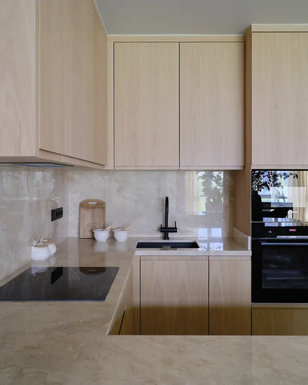 Light-Filled Apartment, 1023 sq ft (95 sq m)
