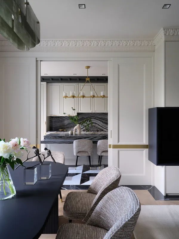 Elegant Apartment in Neoclassical Style