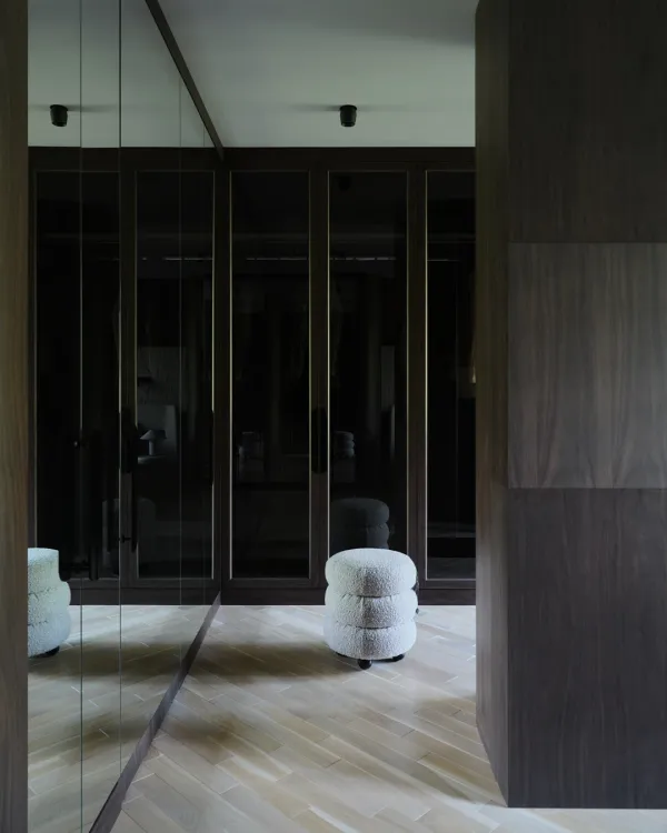 Dark & Stylish 95m² (1,022 sq ft) Apartment for a Young Coupl