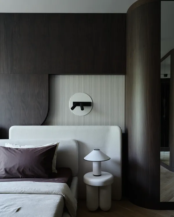 Dark & Stylish 95m² (1,022 sq ft) Apartment for a Young Coupl